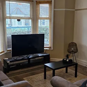 Apartment Three Bedroom With Roof Terrace Near Centre, Cardiff